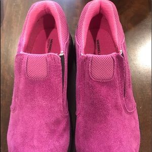 Women pink merrell. New!